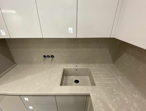 Кварцевый агломерат: плюсы и минусы современного материала для столешниц и интерьера