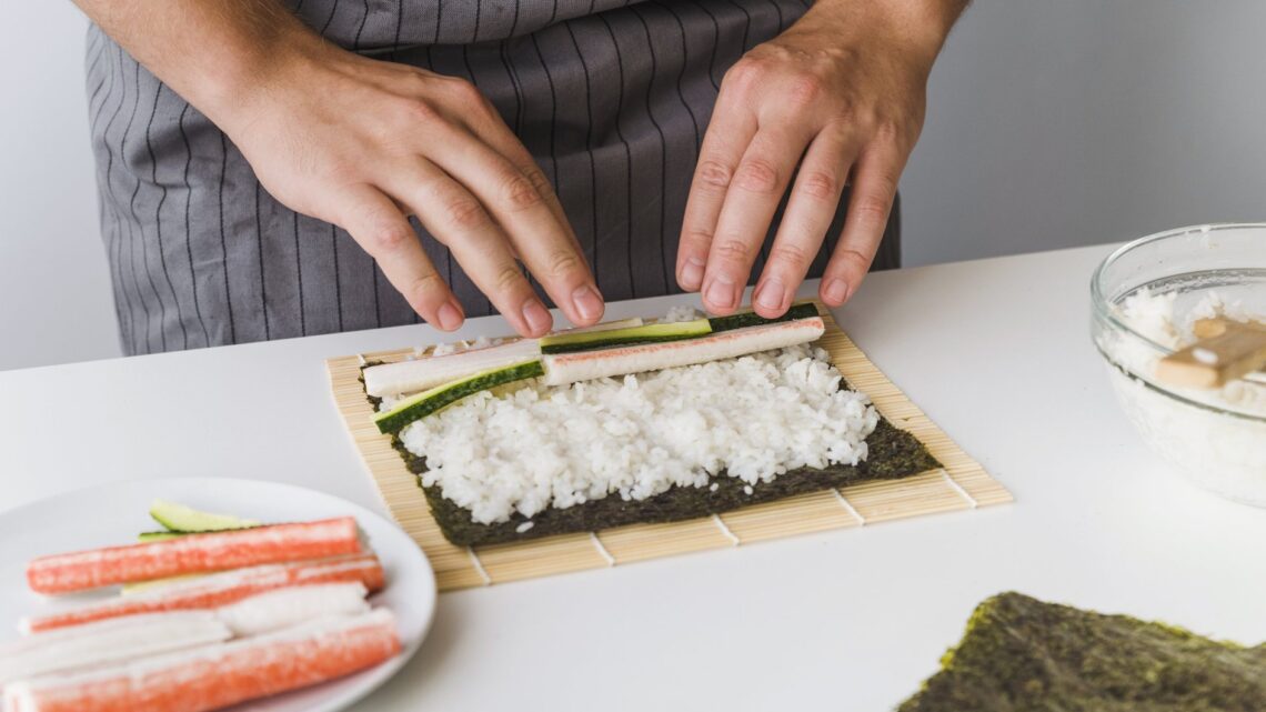 Как приготовить роллы в домашних условиях: 6 простых и вкусных пошаговых рецептов запеченных и обычных роллов для начинающих