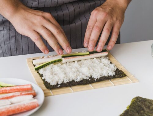 Как приготовить роллы в домашних условиях: 6 простых и вкусных пошаговых рецептов запеченных и обычных роллов для начинающих