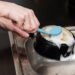 Как отмыть пригоревшую карамель с сотейника из нержавейки кипячением с уксусом