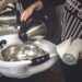 Как отмыть пригоревшее молоко с кастрюли из алюминия луковой шелухой