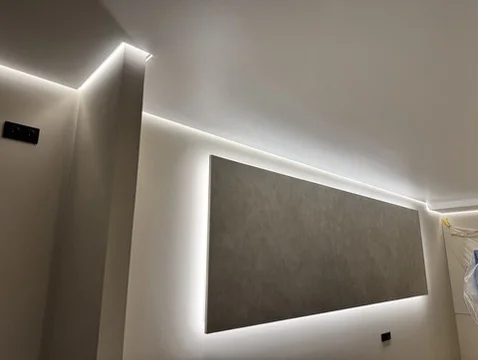 Теневой натяжной потолок: эстетика парящей конструкции для современного интерьера Теневой натяжной потолок: эстетика парящей конструкции для современного интерьера
